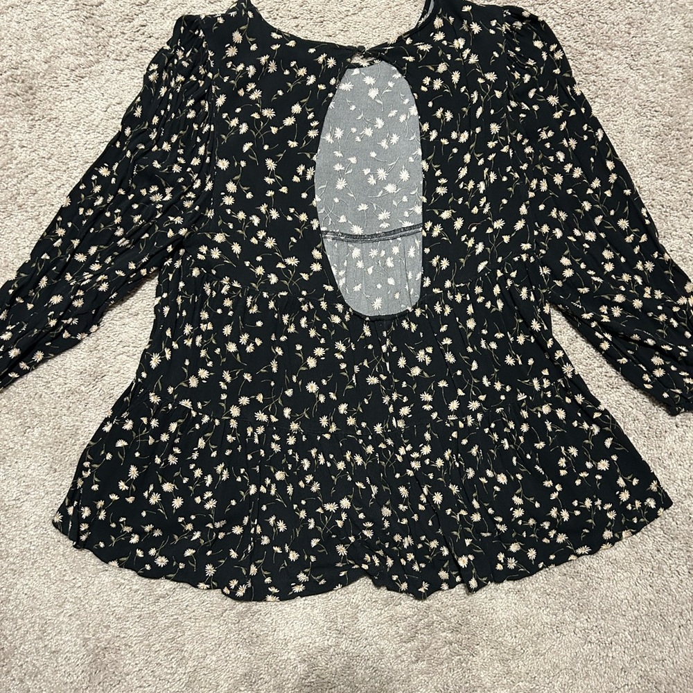 3/$15 American eagle black with daisies open back long sleeve shirt - Picture 3 of 3